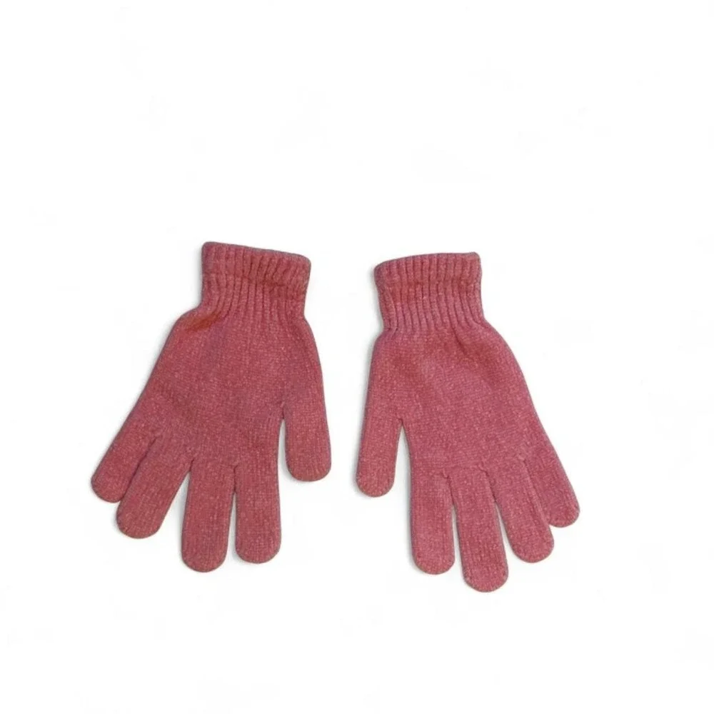 Pink knitted gloves with subtle speckled texture